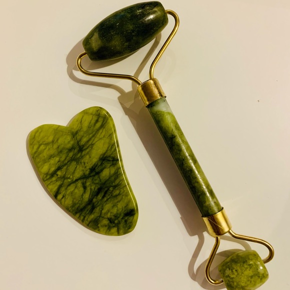 Gua Sha and Jade Roller - Picture 2 of 4